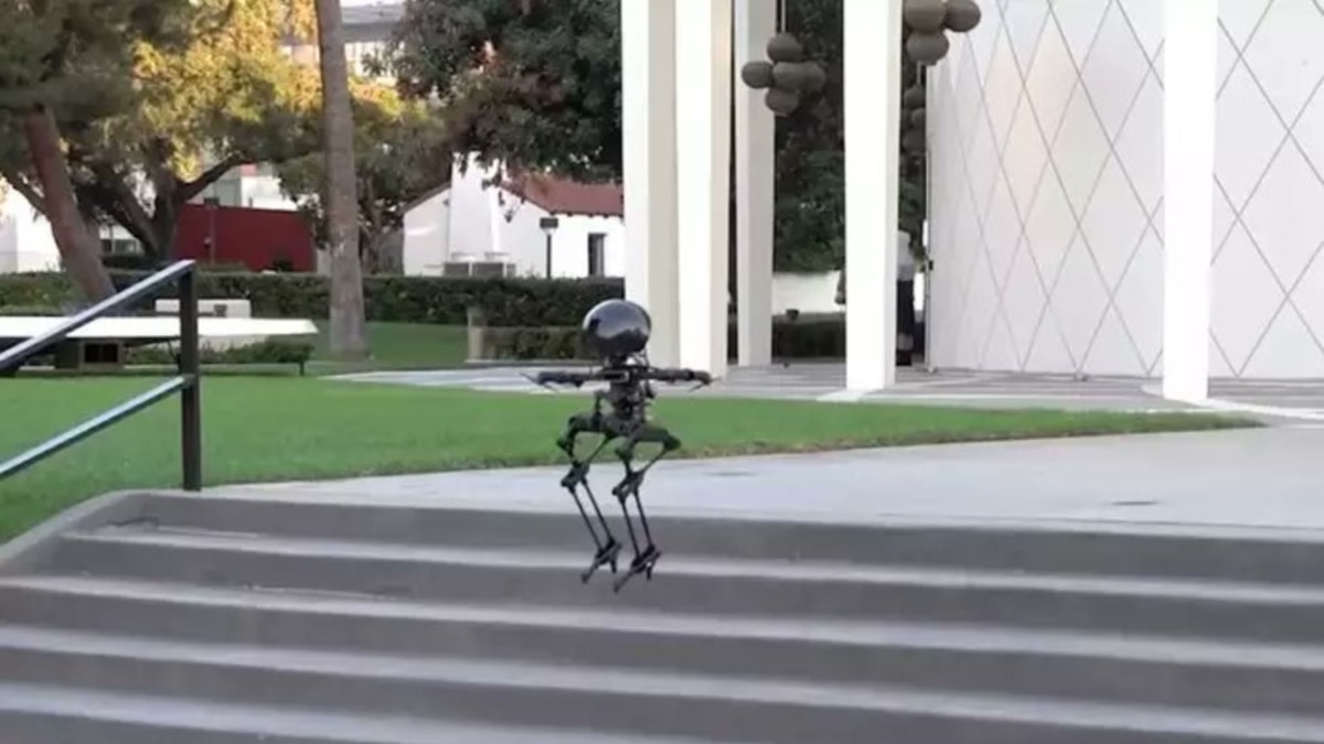 Krijohet roboti që mund të ecë, fluturojë dhe të bëjë skateboard