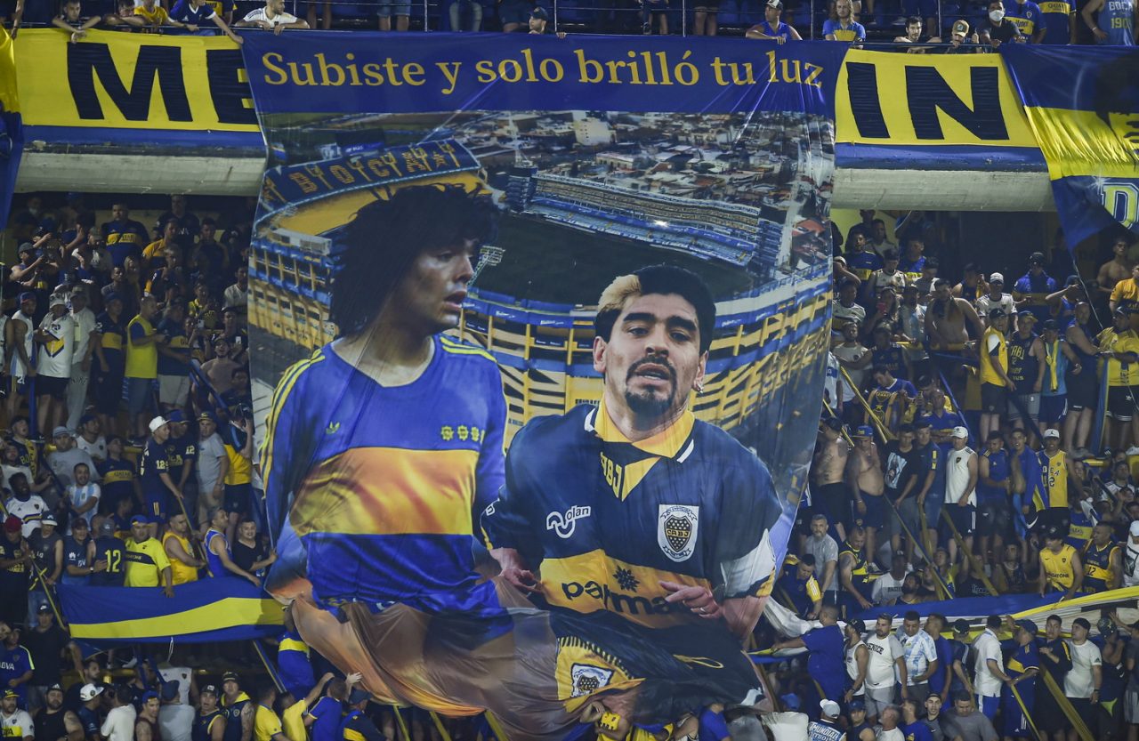 FOTO/ Boca Junors kujton legjendën Maradona në ditëlindjen e tij, lot në BomBonera