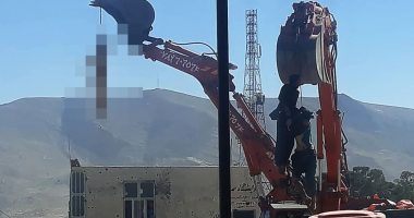 E frikshme, talebanët varin trupat e pajetë të hajdutëve në ekskavator