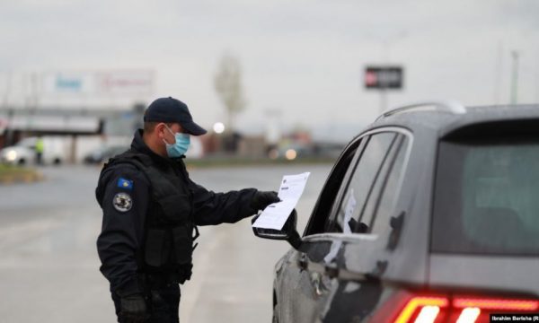 Kosovë, Komunat nuk pranojnë orën policore dhe mbajtjen e maskës në rrugë