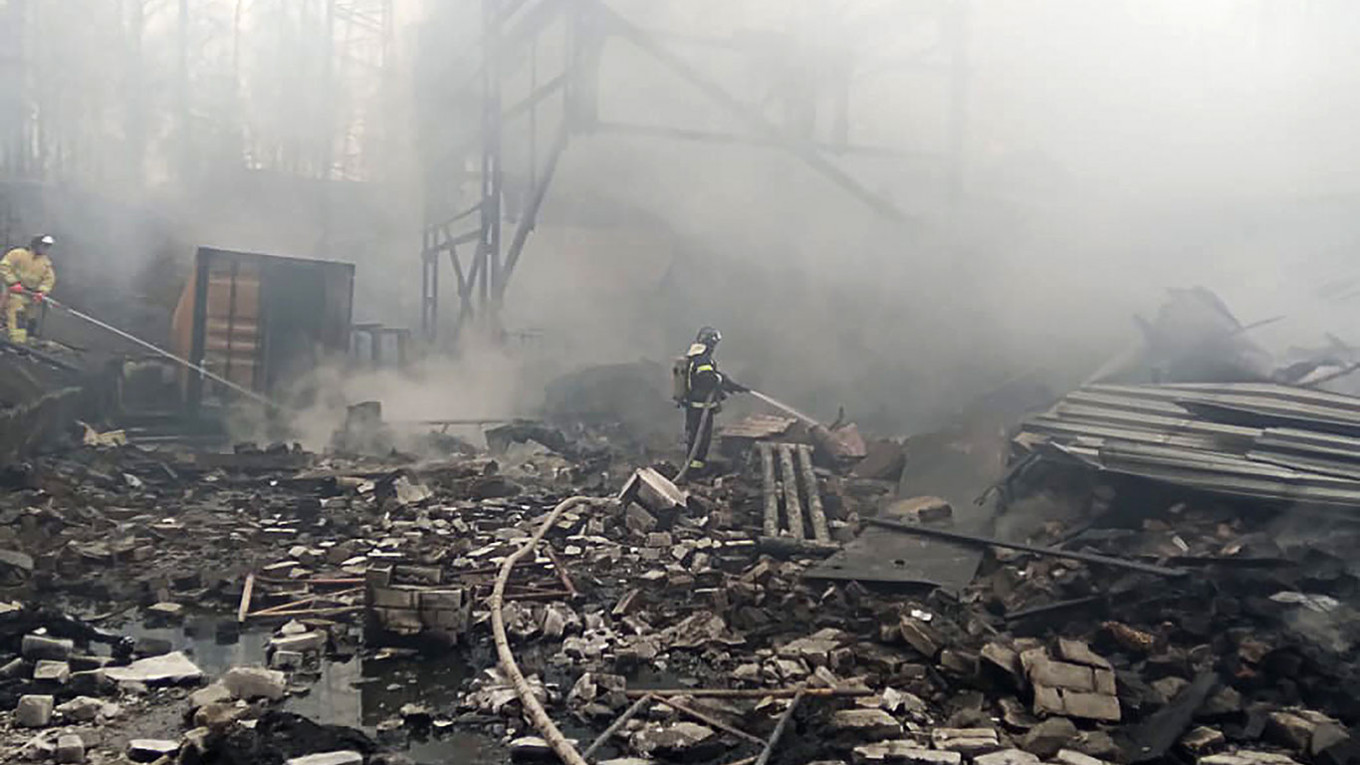Zjarr në një fabrikë eksplozivësh ruse, humbin jetën 15 persona