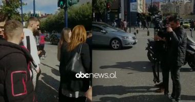 Artistët e Cirkut pa çadër, protestojnë duke performuar te oborri i Ministrisë së Kulturës