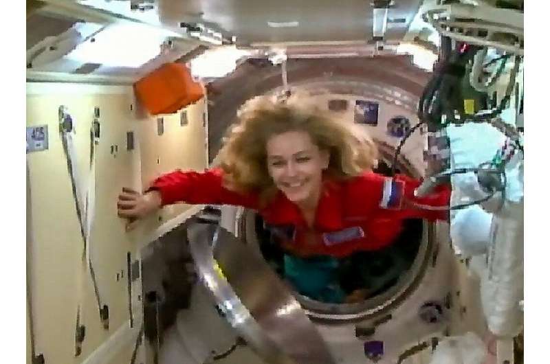 Ekuipazhi rus mbërrin në stacionin hapësinor për të xhiruar filmin e parë në orbitë