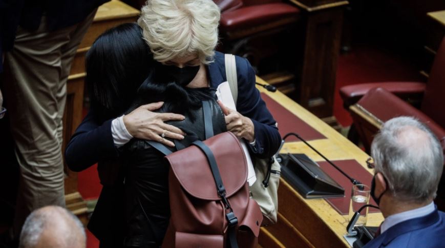 Vdekja e politikanes, lot dhe përqafime mes deputetëve në parlamentin grek