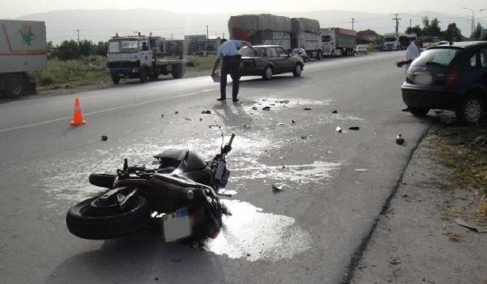 I dehur dhe pa leje drejtimi, 37-vjeçari me motor përplaset me barrierën mbrojtëse në Përmet