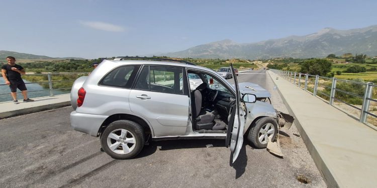 “Tapë” në alkool e pa patentë, 48-vjeçari përplaset me makinë në Bulqizë, e braktis dhe ikën në këmbë