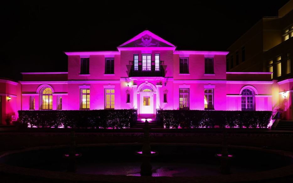Ambasada amerikane ndriçohet rozë: Mesazh për të nënvizuar rëndësinë e këtij muaji për  gratë