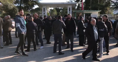 Naftëtarët para uzinës në Ballsh, thirrje qeverisë: Vendoseni në punë, të flasë edhe opozita