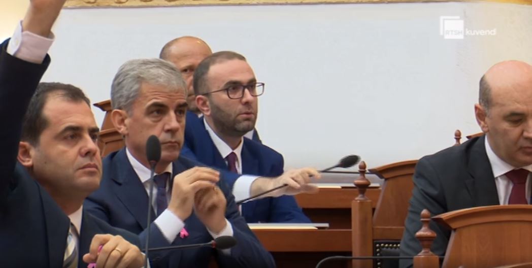 “Ju nuk mund të na mbyllni gojën”, nis me debat Kuvendi, PD: S’e përhap opozita virusin (Debati)