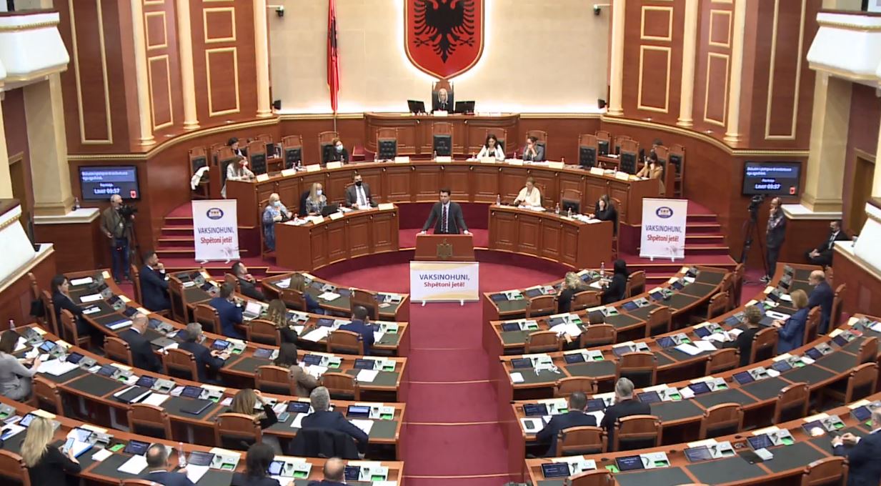 Basha-Spiropalit: Kush mburret tavolinave se nxori 5 milion euro si drejtoreshë doganash