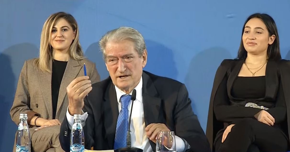 Berishën e braktisin drejtuesi i degës dhe deputetët në “Foltoren” e Beratit