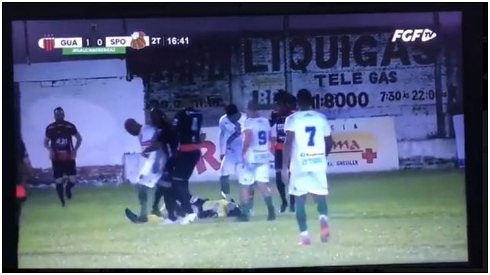 VIDEO/ Godet arbitrin dhe e bën për spital, arrestohet në fushë futbollisti