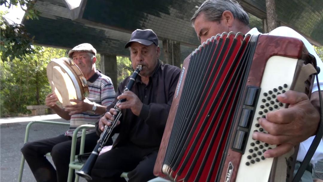 “Kemi bërë dikur dasma, zanat për aheng”, artistët e rrugës: Na ushqen me bukë