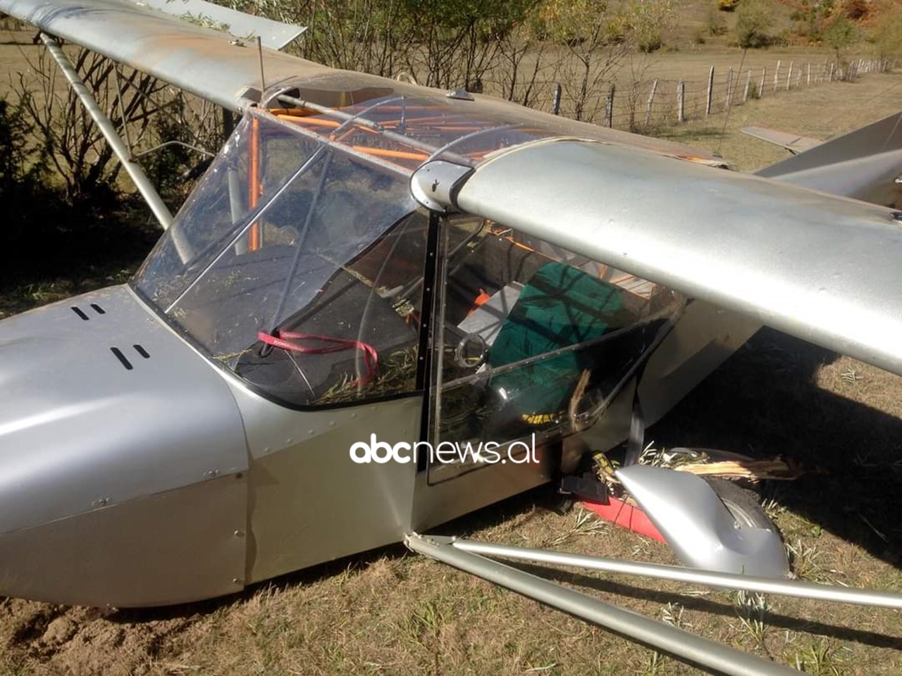 Misteri i rrëzimit të avionit në Vermosh: Bëri dy ulje, një makinë “zhduku” pilotin e pasagjerin