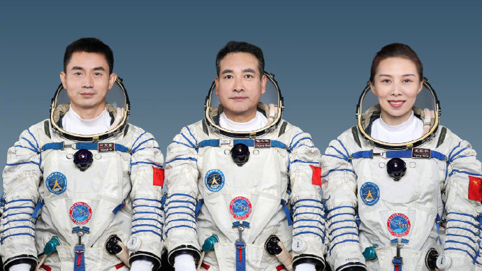 Për herë të parë një grua, anija kineze me tre astronautë ngjitet në hapësirë
