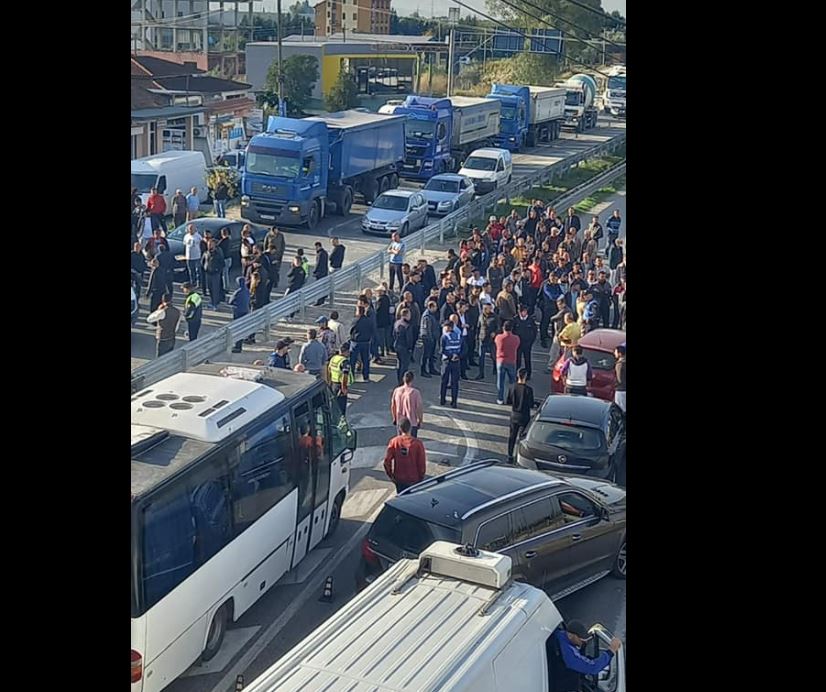Protestuesit bllokojë autostradën Lushnje-Fier, Korreshi: Kurseni ndonjë biftek tek Nusreti