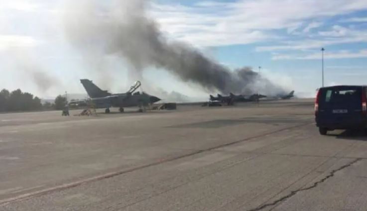 Zjarr në një aeroport në Greqi, era favorizon përhapjen e flakëve