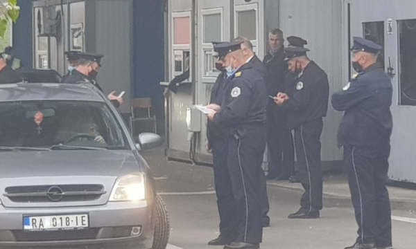 Zhbllokimi i kufirit, momente kur Policia i obligon serbët t’i mbulojnë simbolet në targa