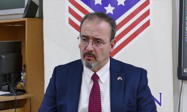 Ambasadori amerikan në Serbi pas marrëveshjes për targat: Të përqendrohemi në zgjidhje të qëndrueshme