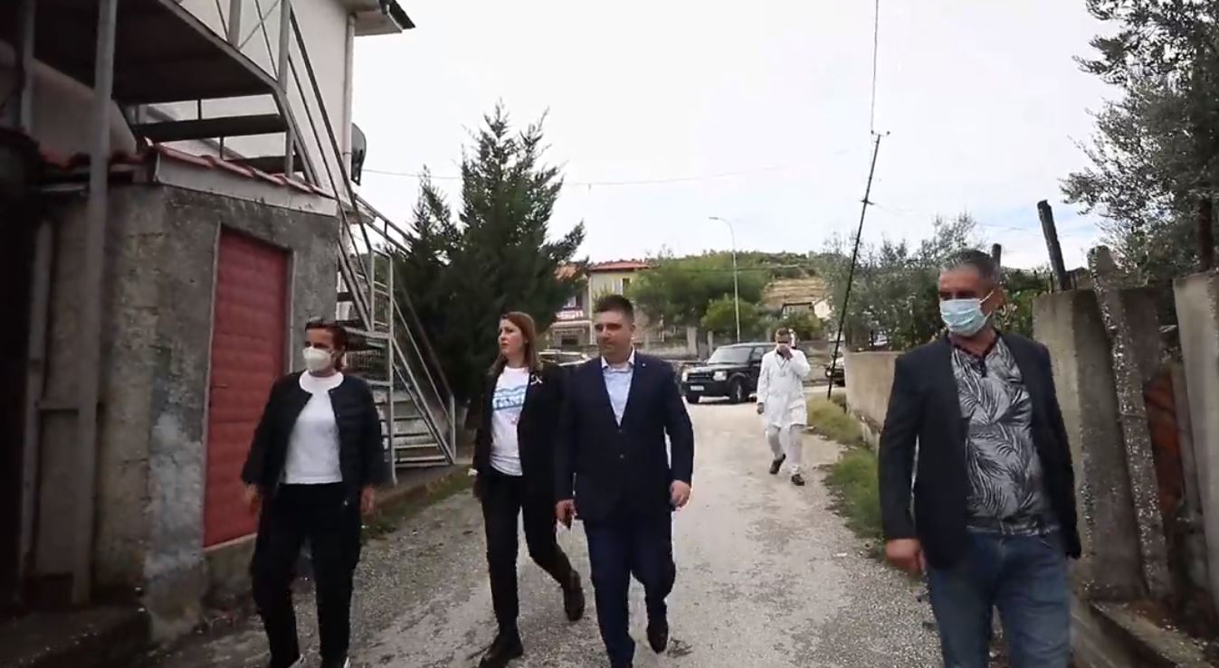 “E ke bërë vaksinën”, Manastirliu me Subashin derë më derë në Fier