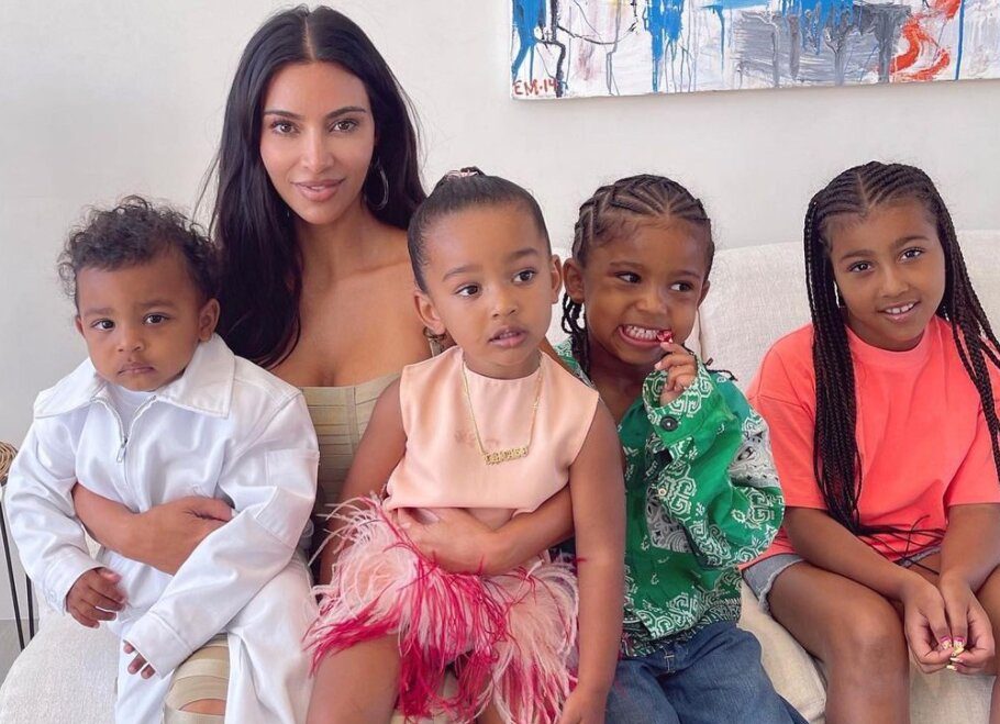 Kim Kardashian rrëfen gabimin më të madh që bën me fëmijët e saj