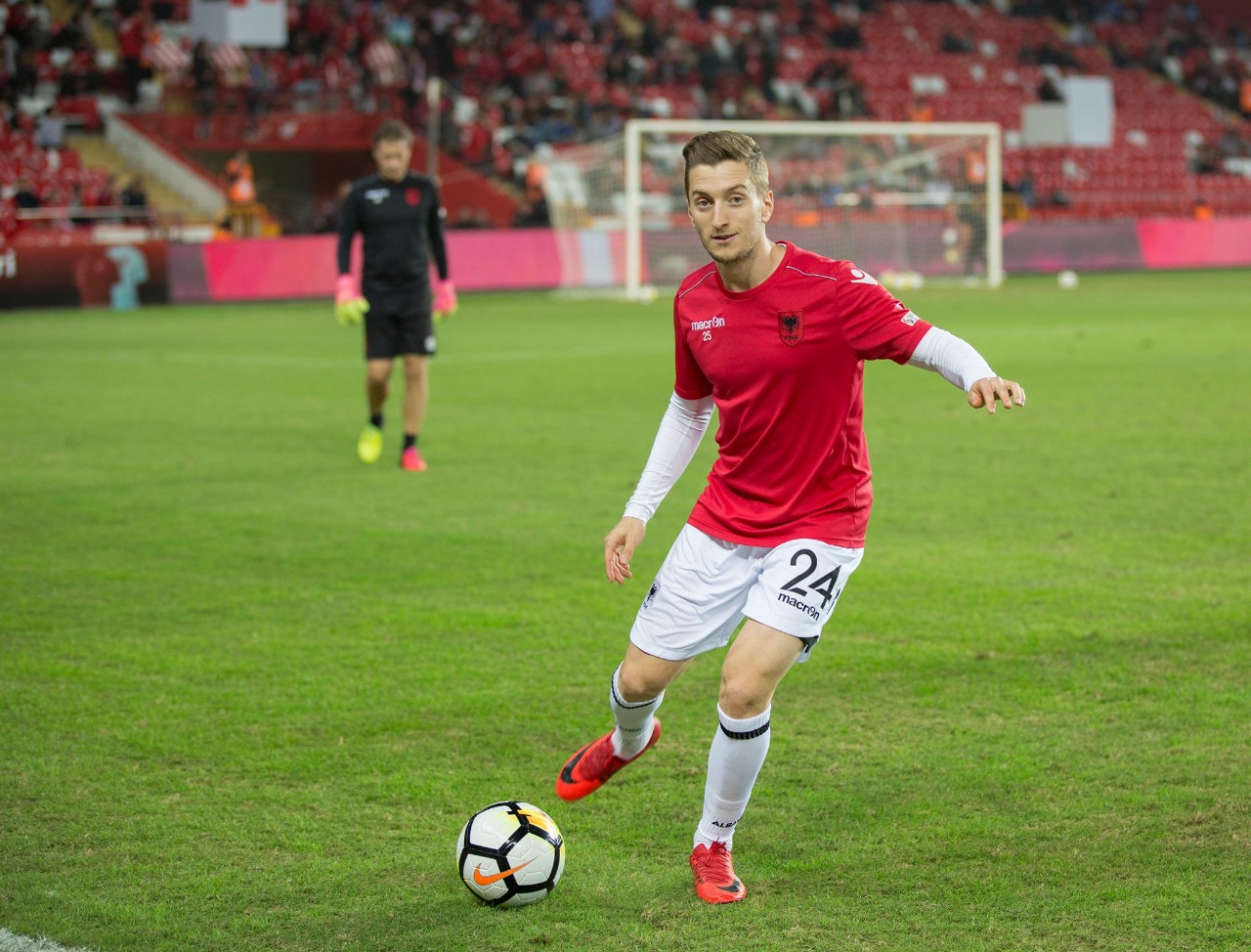 Lojtari i kombëtares “çmend” La Liga, 3 skuadra duan shërbimet e mbrojtësit kuqezi