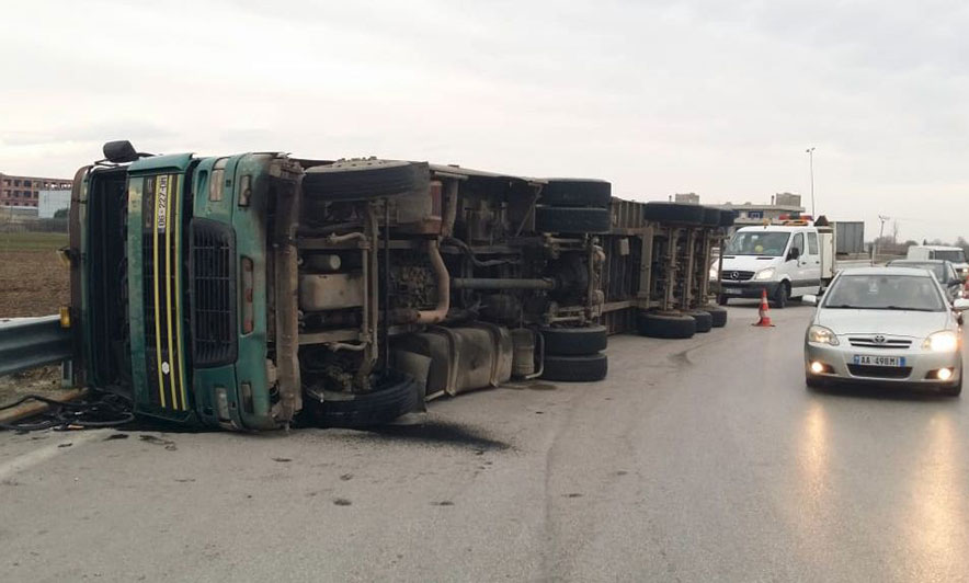 Përmbysen dy kamionë në Tiranë dhe Vlorë