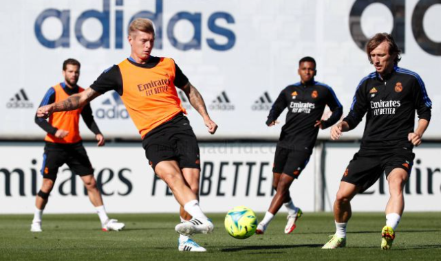 Reali rikuperon dy yje për El Clasicon, Benzema kthehet në palestër