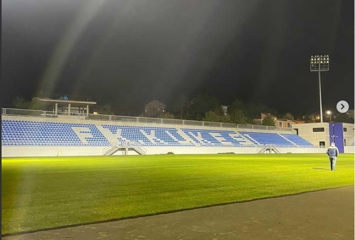 FOTO/ Testohet ndriçimi, stadiumi i Kukësit është gati