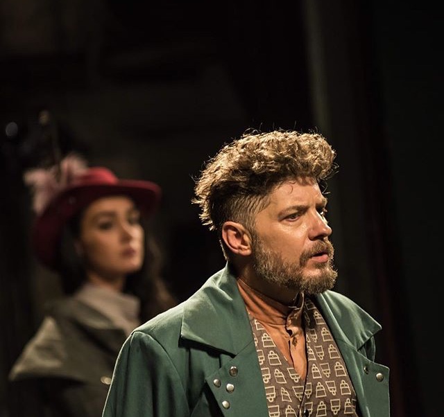 Aksidentohet aktori i njohur Lulzim Zeqja, anulohet shfaqja në Teatrin Kombëtar