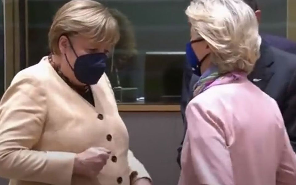Merkel zbaton rregullat anti-Covid, shmang shtrëngimin e duarve me Von der Leyen
