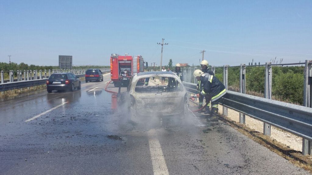 Merr flakë një makinë në autostradën Tiranë-Durrës