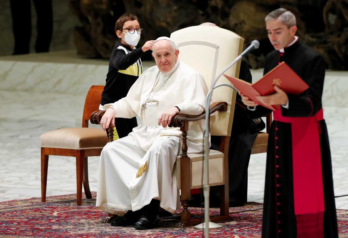 VIDEO/ 10-vjeçari ngjitet në skenë dhe tenton t’i marr kapelën Papës