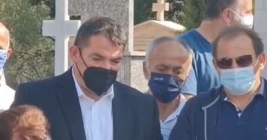 Pirro Dhima i jep lamtumirën e fundit nënës, shfaqet duke lotuar