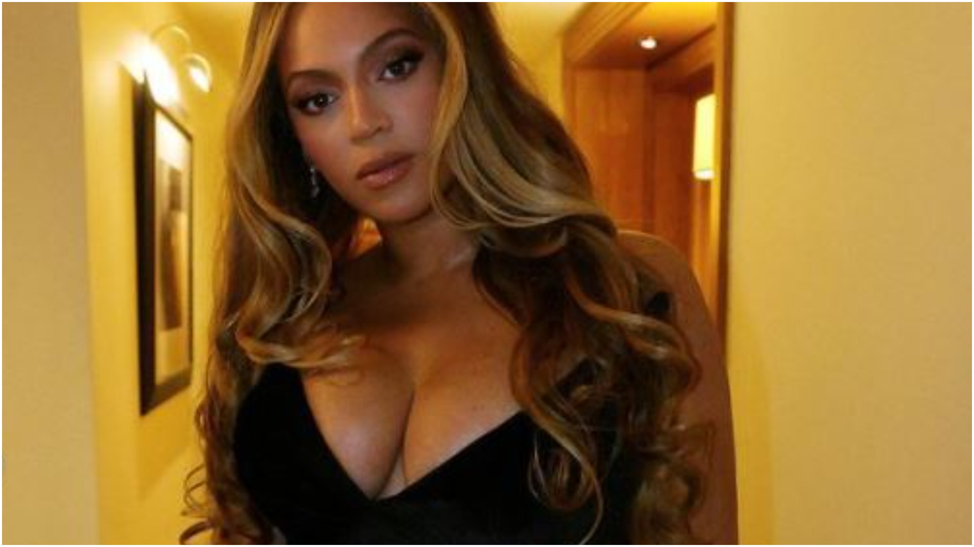 Beyonce zgjedh përsëri stilistin shqiptar, pozon me fustanin elegant