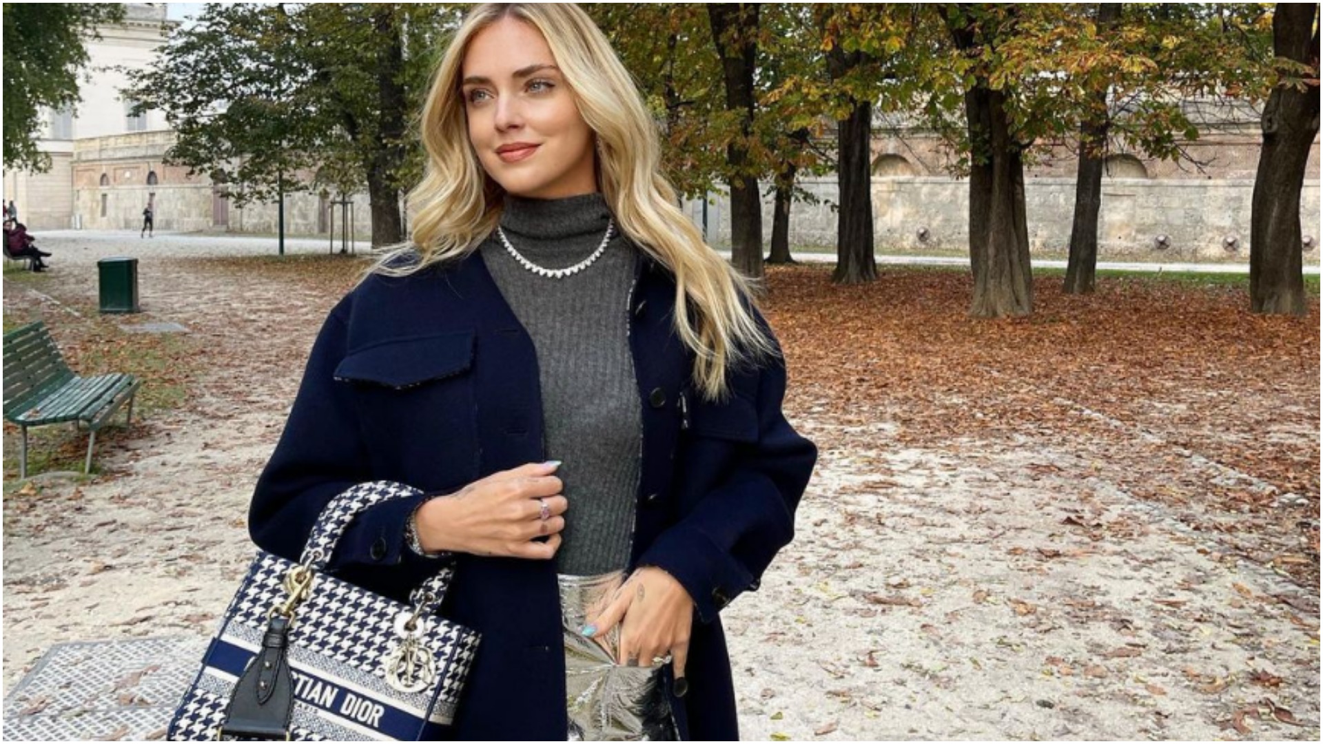 Ky “look” i Chiara Ferragni përfshin të gjitha nuancat e dimrit