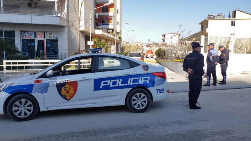 Me thikë në dorë, 21-vjeçari futet në një dyqan në Sarandë