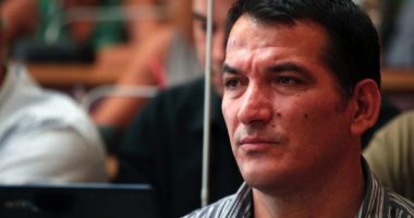 Media greke: Piro Dhima merr pjesë në funeralin e nënës së tij, nuk e fsheh dot dhimbjen