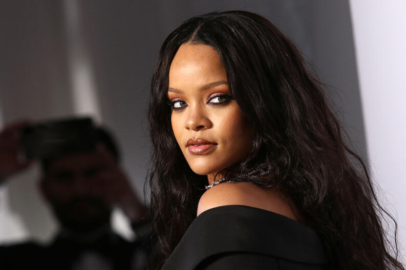 Rihanna shfaqet joshëse në fotosesionin e parë pas lindjes së djalit