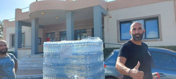 Ujë dhe ushqime, shqiptarët ndihmojnë të prekurit nga tërmeti në Kretë