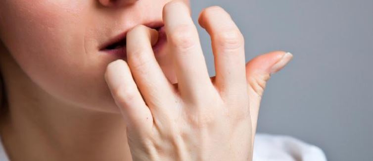 Ngrënia e thonjve mund të mos jetë normale por një shenjë paralajmëruese