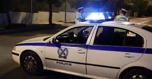 “Alo policia”, shqiptari hero në Greqi, gjendet një foshnje e braktisur dhe 3 fëmijë të mbyllur në makinë