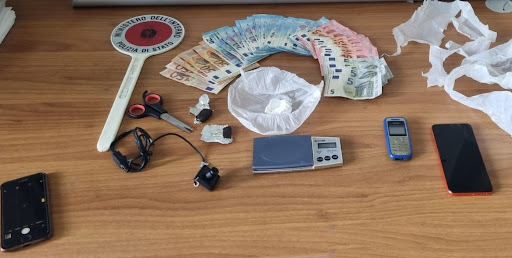 Në arrest shtëpie por shqiptari nuk heq dorë nga “profesioni”, kthen banesën në pikë shitje kokaine