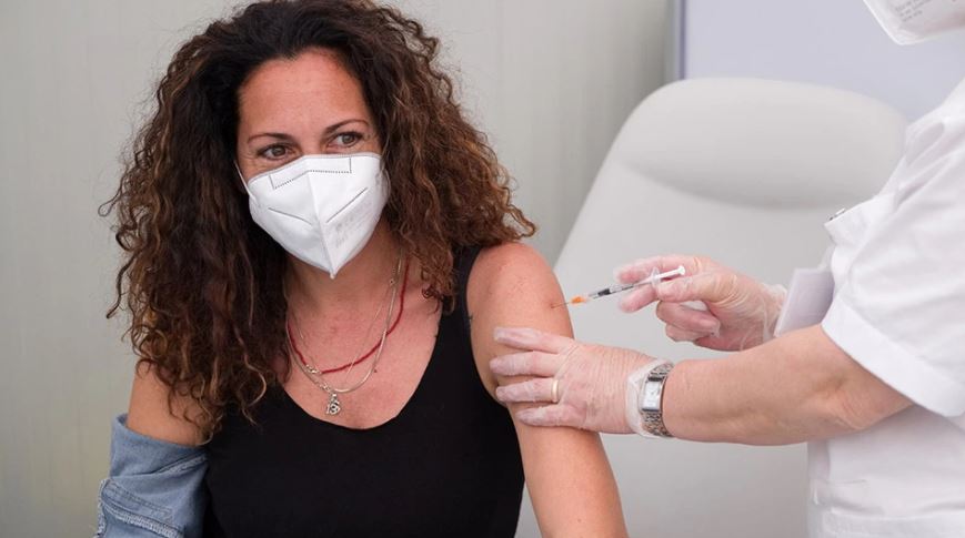 Greqia vendos: Vaksina e gripit dhe COVID injektohen në të njëjtën ditë