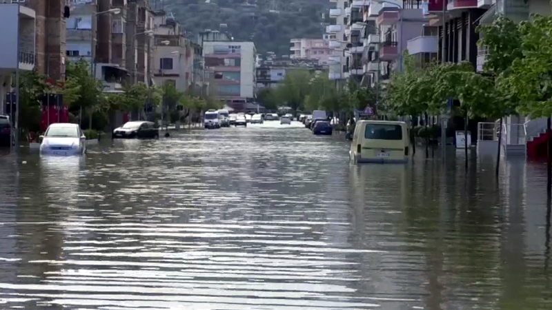 Moti i keq, Bashkia e Vlorës: Shmangni përdorimin e makinës, rrezikohen përmbytje