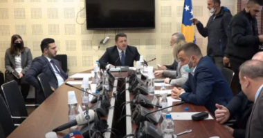 Sveçla dhe drejtori i policisë në Kosovë largohen nga mbledhja e Komisionit të Sigurisë