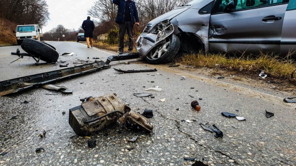 Makina del nga rruga në Këlcyrë, plagoset babai i shoferit