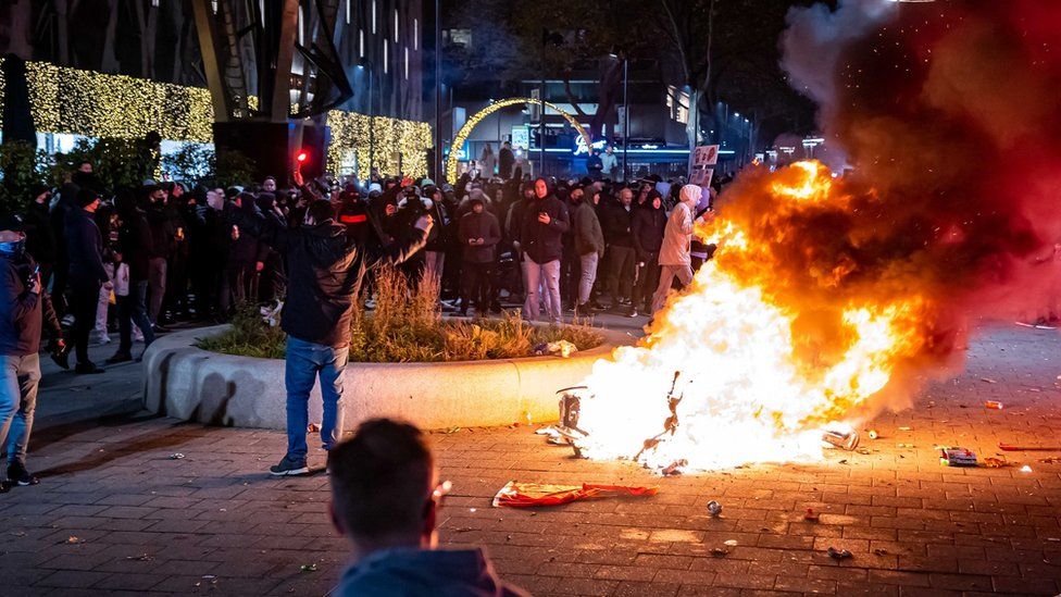 Masa të reja kufizuese Covid 19, protesta në Holandë, disa të plagosur