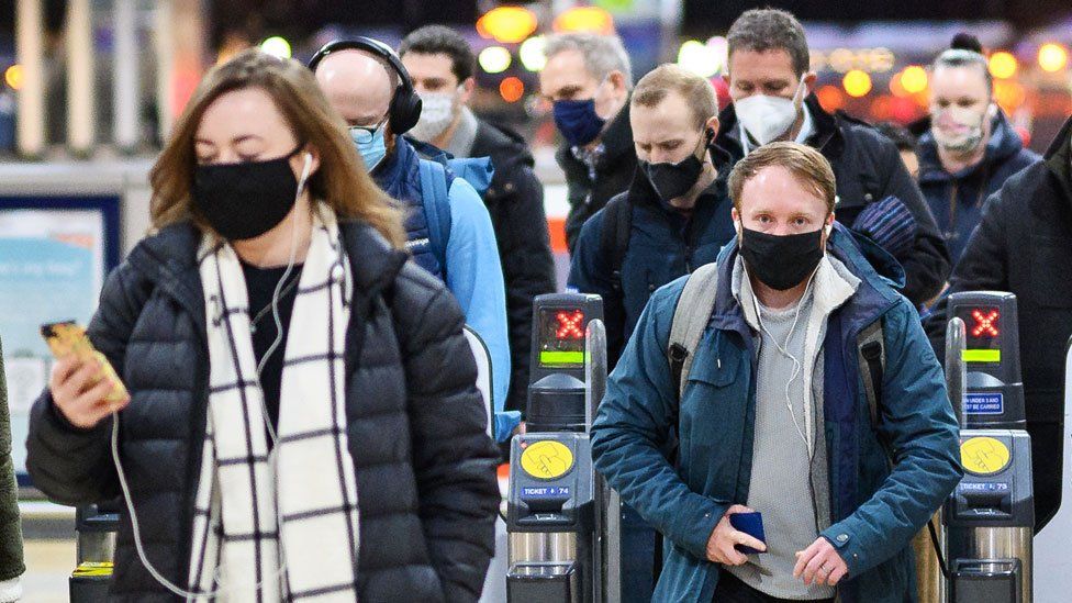 Rikthehet detyrimi për mbajtjen e maskës në Angli