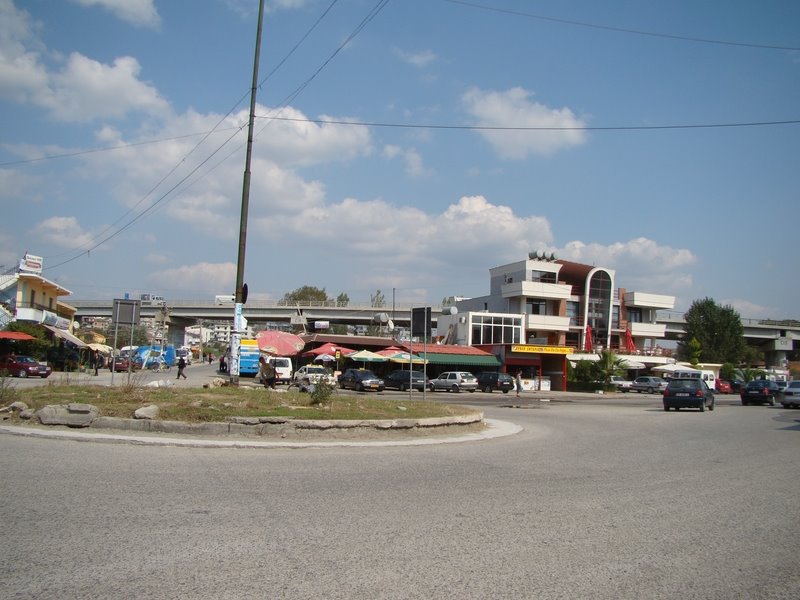 “Benz”-i del nga rruga në Durrës dhe përplaset me plepin, vdes pasagjeri 23-vjeçar
